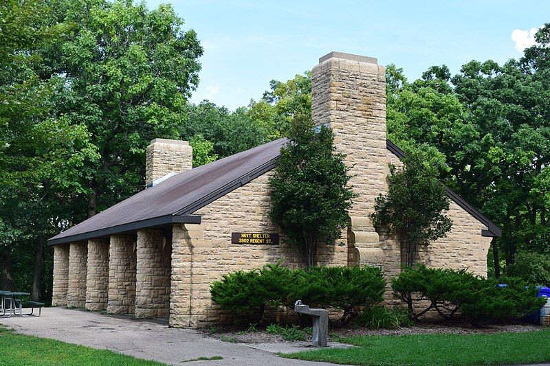 File:Hoyt Park shelter.jpg