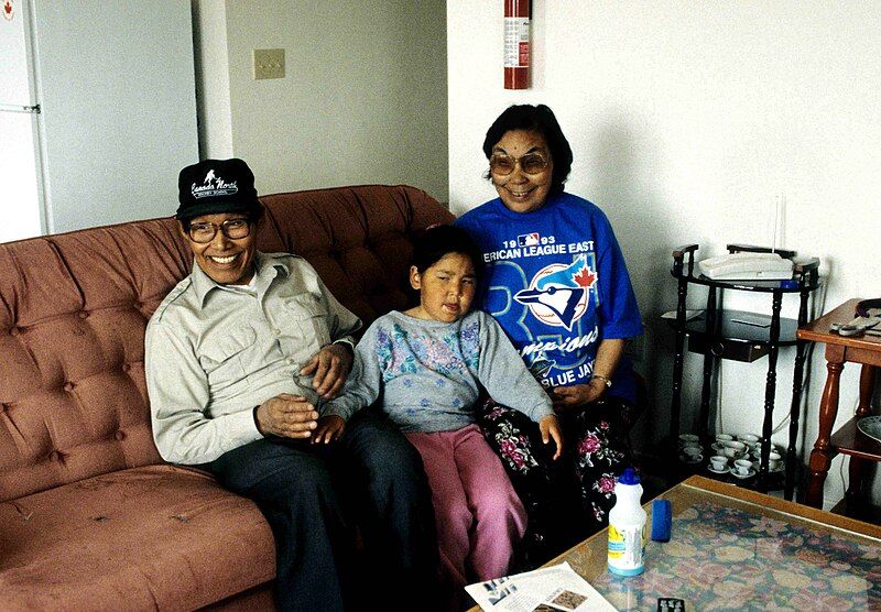 File:Inuit Family 1995-06-15.jpg