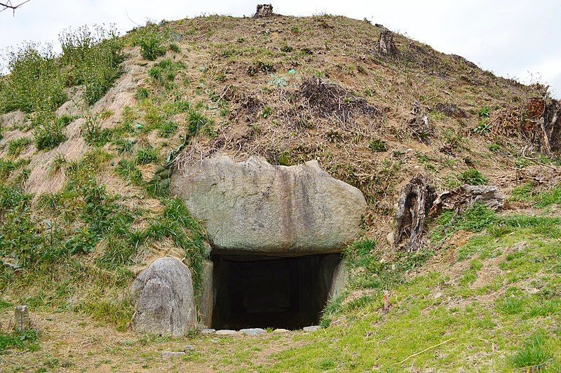 File:Kusahaka Kofun, entrance-1.jpg