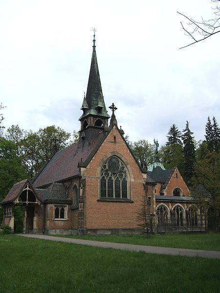 File:Mausoleum Świerklaniec.JPG