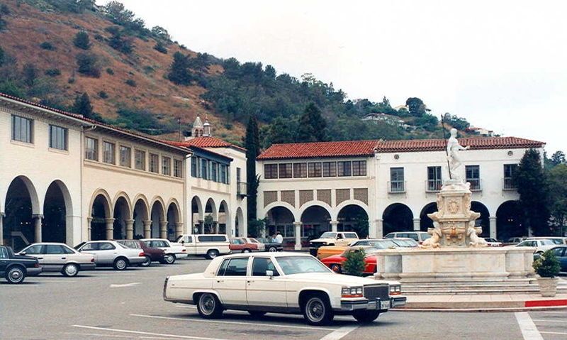 File:PalosVerdesMalagaCovePlaza1.jpg