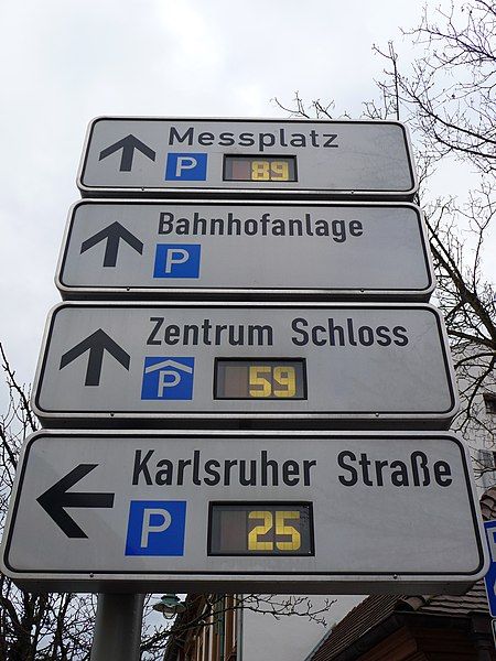 File:Verkehrsleitsystem Schwetzingen.JPG