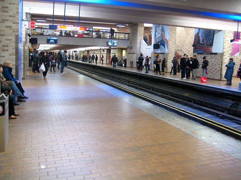 File:Atwater-Metro-Station.JPG