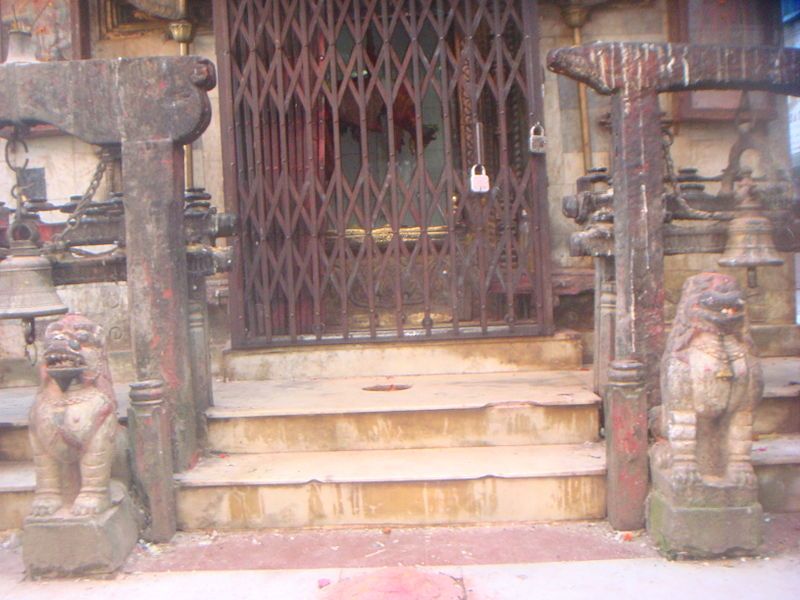 File:Bhatbhateni Temple Lions.JPG