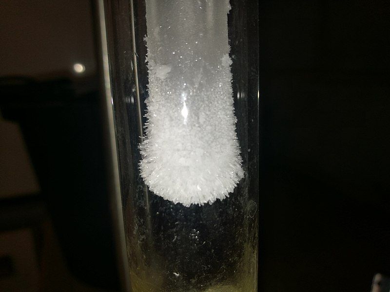 File:Chlorobutanol crystals.jpg