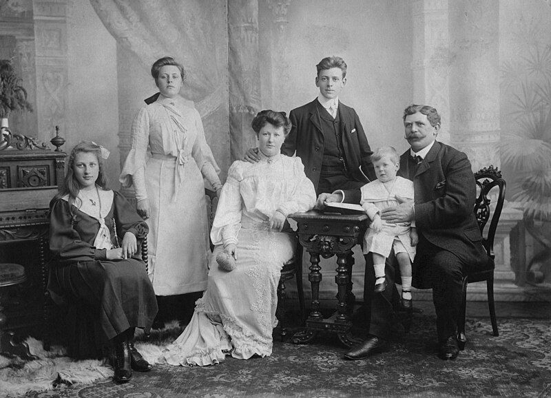 File:Familie Holtrop 1905.jpg