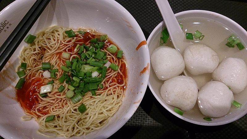 File:Fishball Noodles.jpg