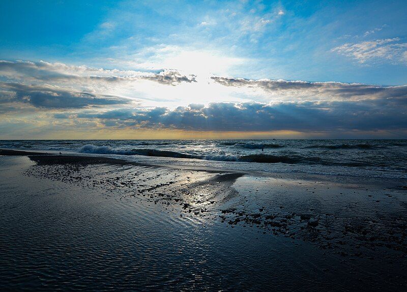 File:Headlands Beach (14231171650).jpg