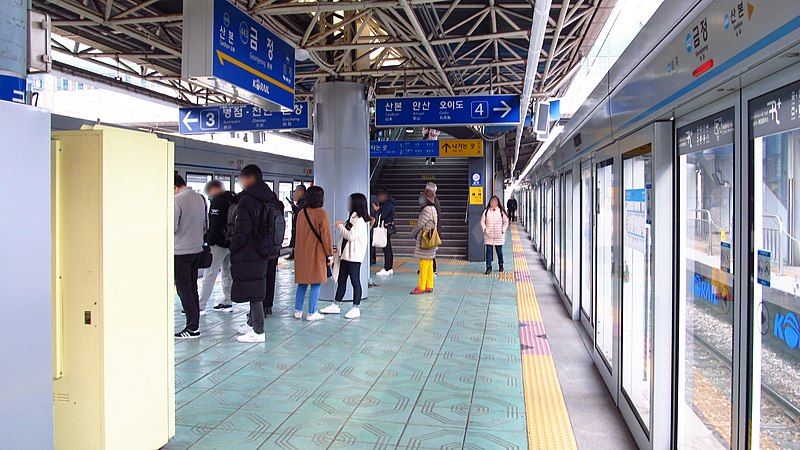 File:Korail-P149-443-Geumjeong-station-platform-20181127-095536.jpg