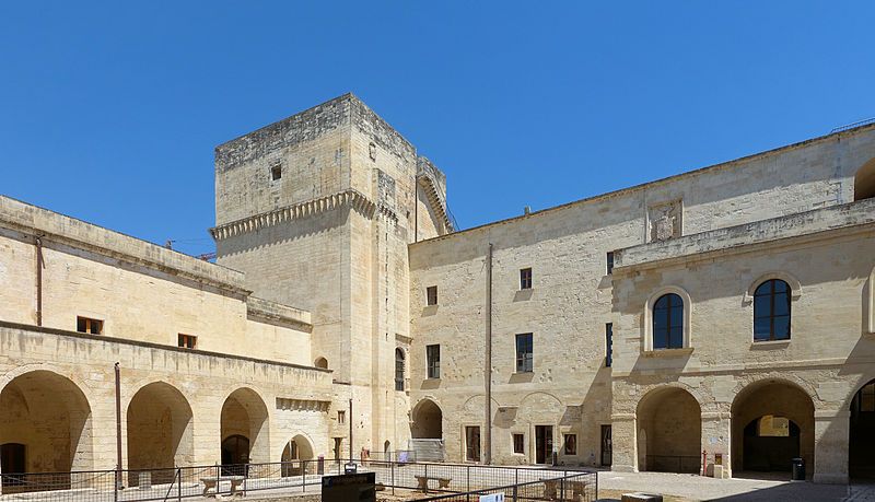 File:Lecce chateau cour.jpg