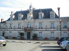 The town hall in Linas