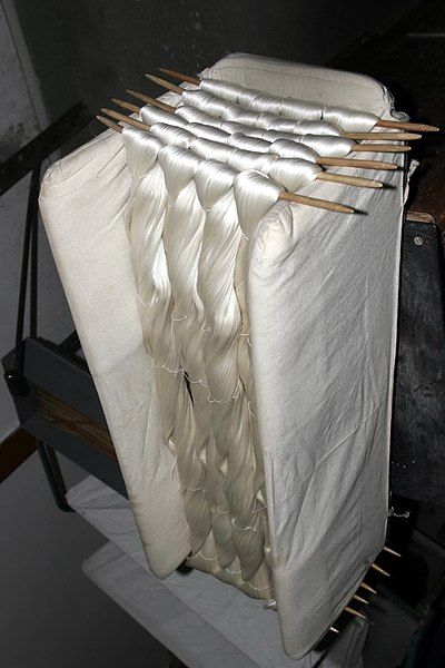 File:Silk raw 01a.jpg