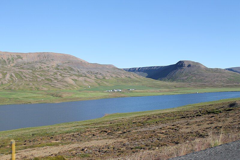 File:Sléttuhlíðarvatn.JPG