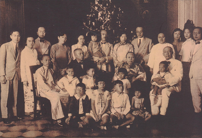 File:The Lauw-Sim-Zecha family.png