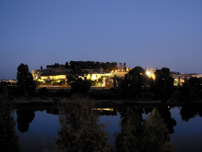 File:Alcazaba Badajoz anochecer.jpg