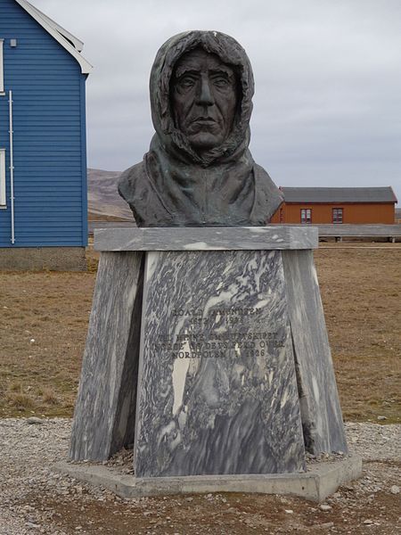 File:Amundsen monument 2.JPG