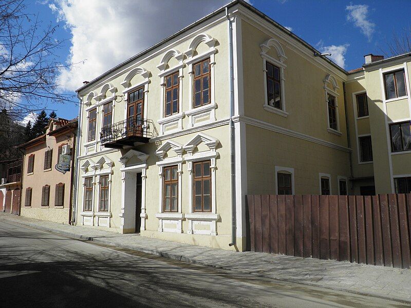 File:Baroque house,Veliko Tarnovo,Bulgaria.jpg