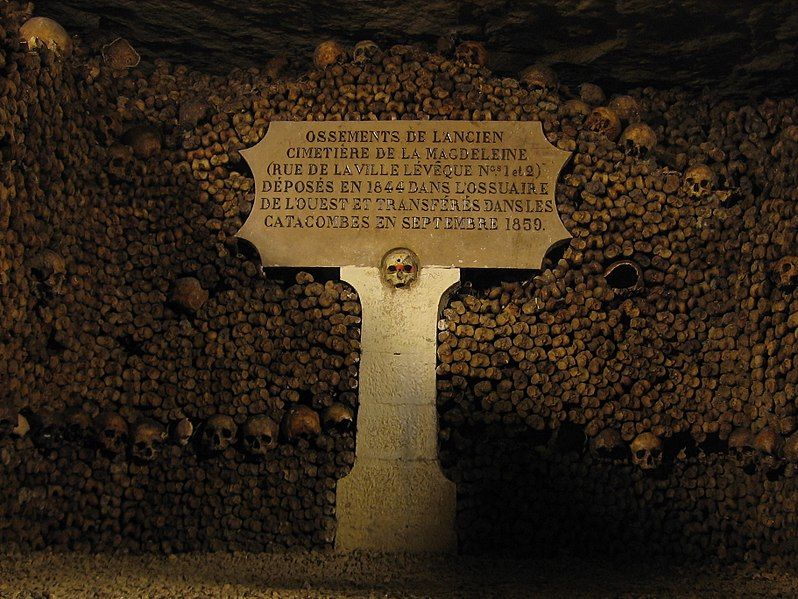 File:Catacombes de Paris.JPG