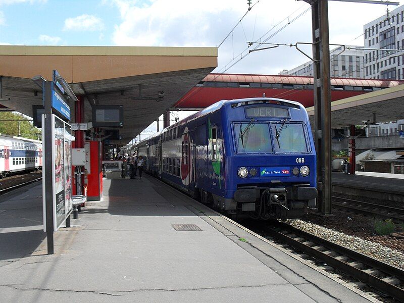 File:Gare de Saint-Quentin-en-Yvelines.JPG