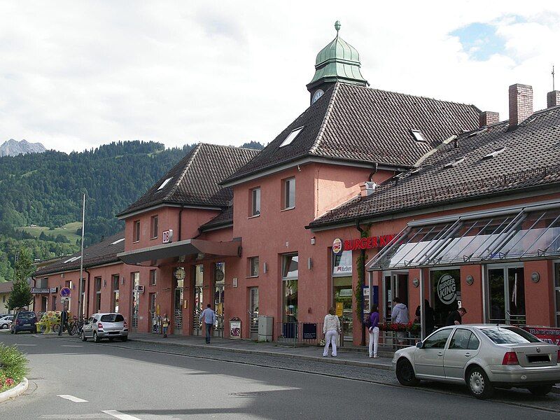 File:Garmisch-Partenkirchen Bahnhof Gamgeepic.JPG