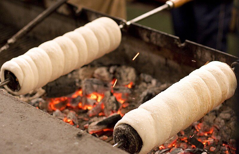 File:Kürtőskalács in Budapest.jpg