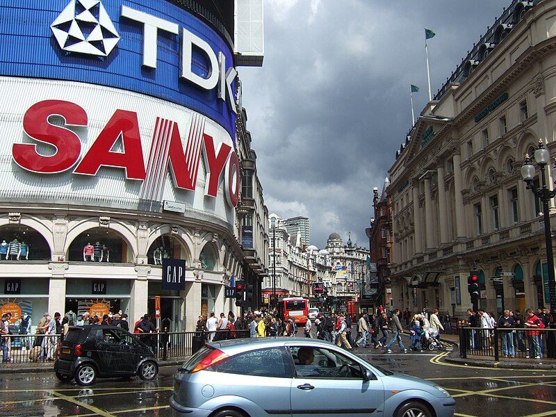 File:Piccadilly-shaftesbury.jpg