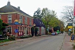 Hoofdstraat, Pieterburen, at the left the café Het wapen van Hunsingo (nowadays Bij de buren van Pieter)