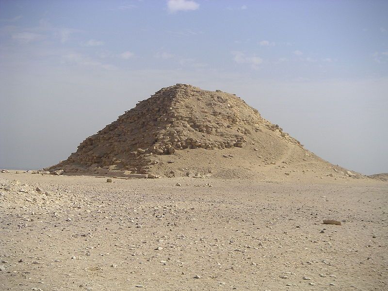 File:Pyramide rhomboidale 04.JPG