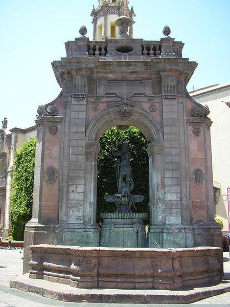 File:Queretaro-fuente-neptuno-1.jpg