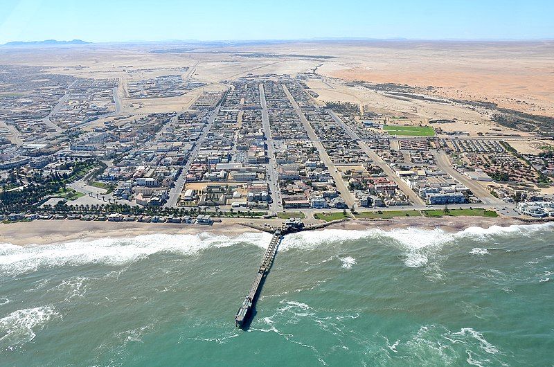 File:Seebrücke Swakopmund, Namibia.jpg