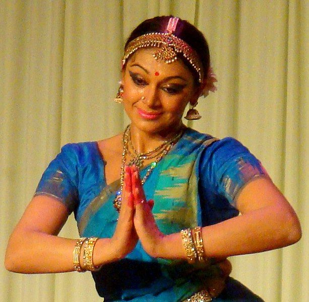 File:Shobana perfomence (cropped).jpg