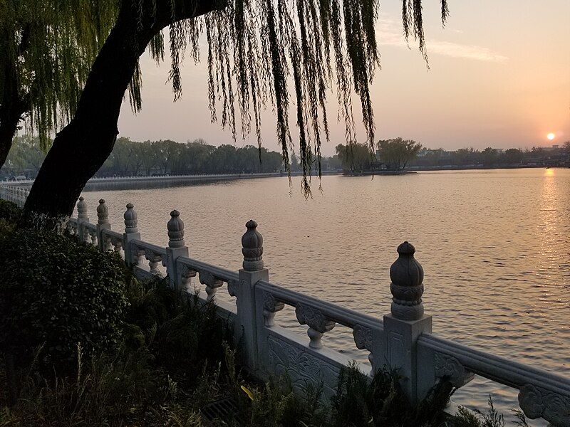 File:SunsetOverQianhaiBeijing 20181124 163249.jpg