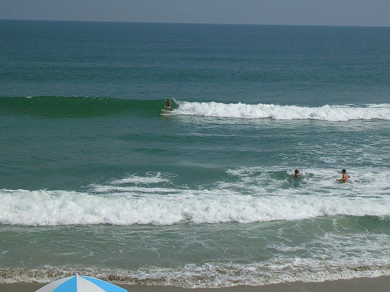 File:SurfingAtPlayalinda.jpg