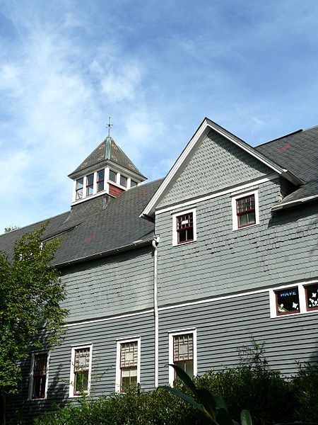 File:Tucker Carriage House.jpg