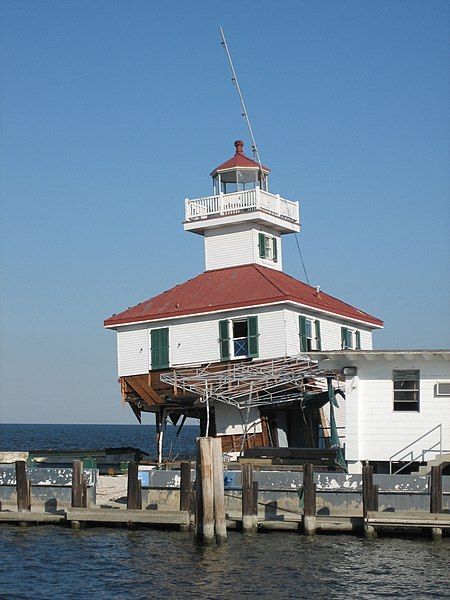 File:WestEndLighthouseStandingSorta.jpg