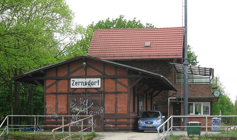 File:ZernsdorfBahnhof.jpg