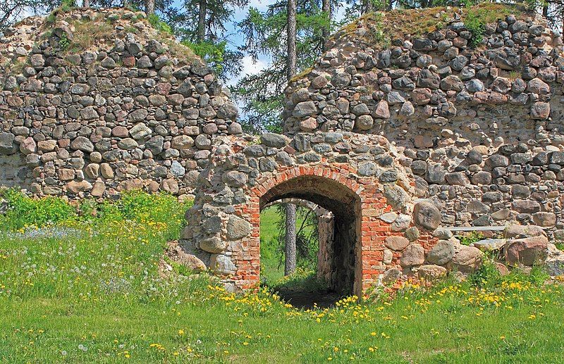 File:Ērģeme Castle ruins1.JPG