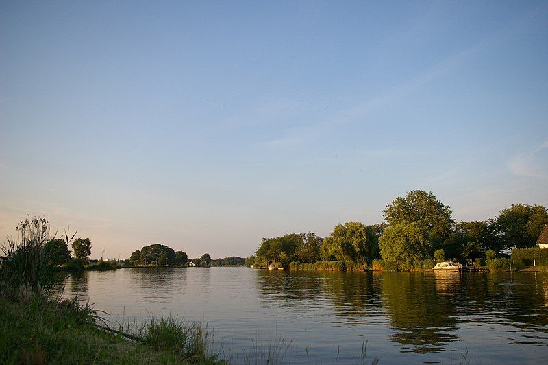 File:Amstel near Nes.jpg