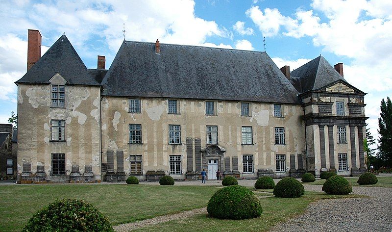 File:Effiat castle Auvergne.jpg