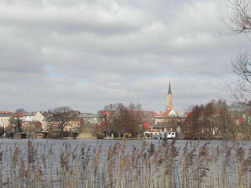 File:Fürstenberg-Baalensee mit Kirchturm.JPG