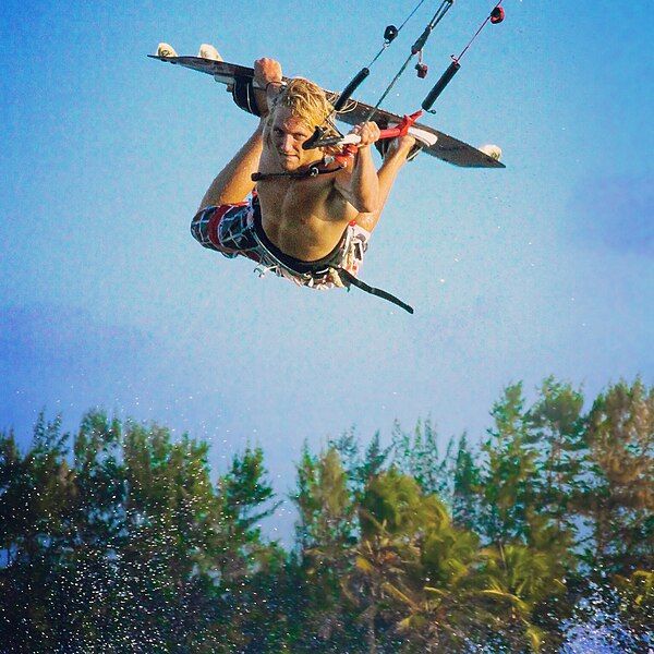 File:Kitesurfer Leander Vyvey.jpg