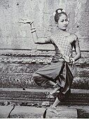 Khmer woman wearing Sompot Chong Kben