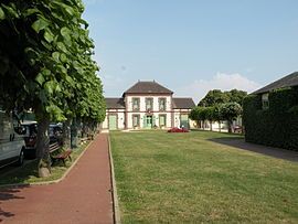 The town hall in Villeneuve-les-Sablons