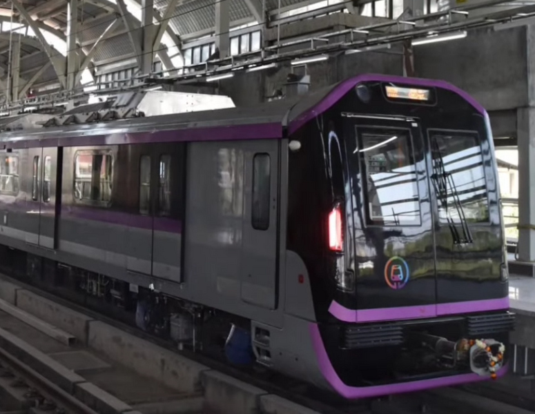 File:Pune Metro train.png