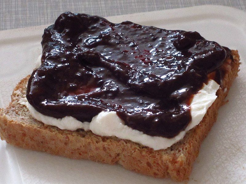 File:Toastbrot-mit-Quark-und-Schmootsch.jpg