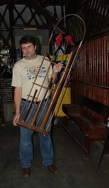 File:Angklung-Baduy.jpg