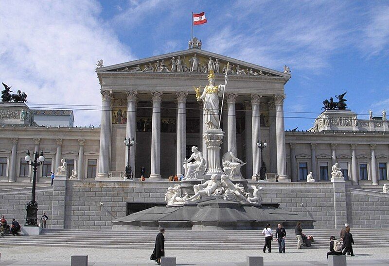 File:Austria Parlament Front-Ausschnitt.jpg