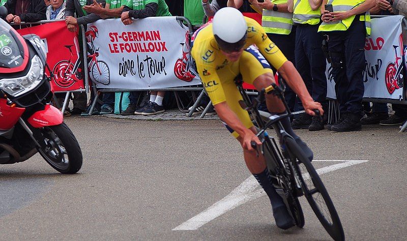 File:FrancePaysDeLaLoireStGermainLeFouillouxTourDeFrance5eEtapeMVanDerPoel.jpg