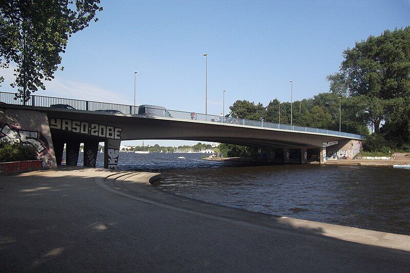 File:Hamburg Kennedybrücke DS433n.jpg