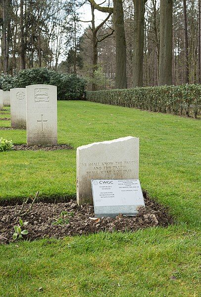 File:Heverlee War Cemetery-47.JPG